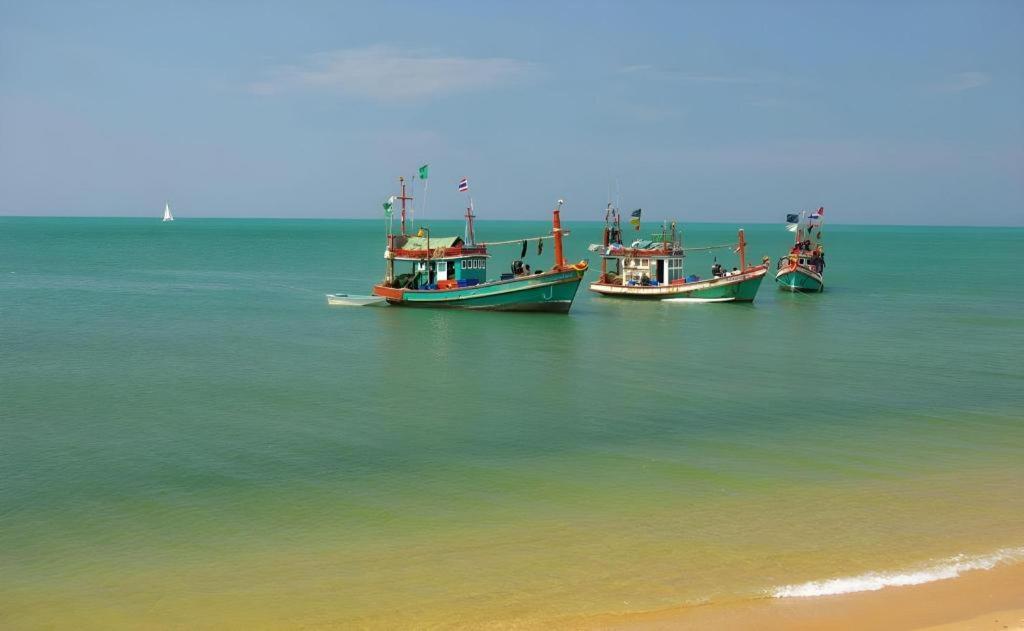Sea Falcon On The Water Na Chom Thian Buitenkant foto